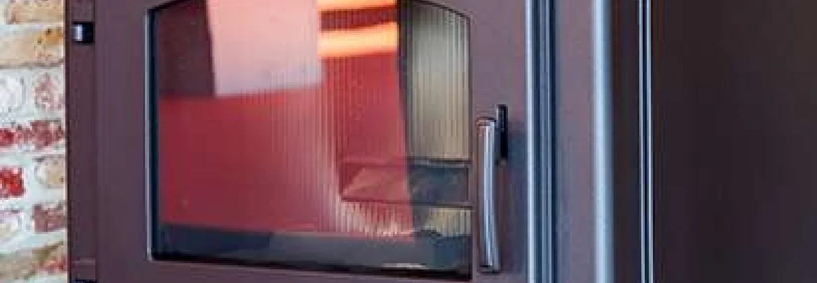 Geschlossene Glastür eines Kaminofens